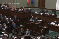 Burzliwa debata w Sejmie. Nitras wręcza buciki Kaczyńskiemu