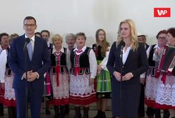 Premier Morawiecki został przywitany śpiewem gospodyń domowych