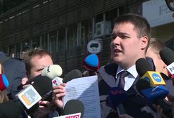 Zawieszony poseł PiS "pocałował klamkę" w siedzibie partii (WIDEO)