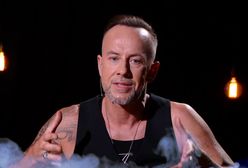 Nergal ZJADA KARMĘ DLA PSÓW W KSZTAŁCIE KRZYŻY. "To jest wegańskie"