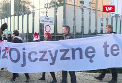 Protestujący otoczyli Sąd Najwyższy. Mieli ze sobą tarcze z napisem „konstytucja”