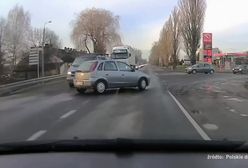 Osobówka kontra tramwaj. Szynowy pojazd miażdży bok od strony kierowcy