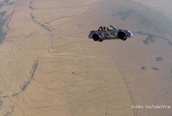 Skok samochodem z samolotu. Grupa akrobacyjna nagrała niebezpieczny numer