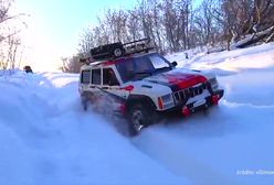 Kolizja z karetką pogotowia, przejażdżka klasyczną wyścigówką i miniaturowe terenówki w śniegu