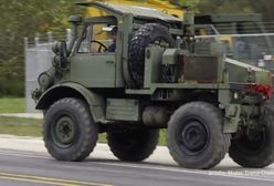 #dziejesiewmoto: o włos od potrącenia łosia, ciężarówka przewraca się na bok i stary terenowy Mercedes