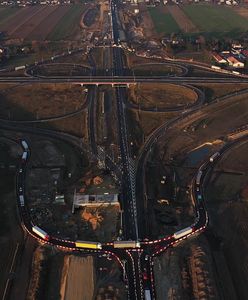 Megarondo na zamkniętym węźle autostrady A1. Obraz z drona robi wrażenie