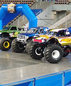 Parkowanie monster trucka Hot Wheels Racing #1