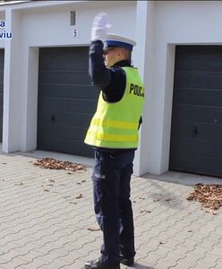 Co oznaczają gesty policjanta, który kieruje ruchem?