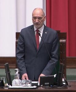 Antoni Macierewicz mówi w Sejmie o szacunku do Konstytucji. Opozycja wybucha śmiechem i skanduje "Konstytucja"