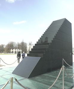 11. rocznica katastrofy smoleńskiej.  Plac Piłsudskiego otoczony barierkami. Przedsiębiorcy chcą zablokować uroczystość