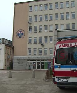 Trzecia fala epidemii przybiera na sile. Karetki jeżdżą z pacjentami po kilka godzin