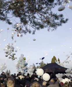 Poruszający moment na pogrzebie. Setki balonów wypuszczone w niebo