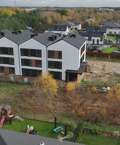 Według dewelopera to dom dla dwóch rodzin. Mieszkańcy w to nie wierzą