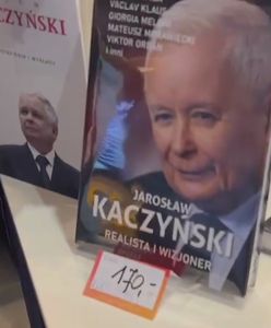 Stragan Sakiewicza na konwencji PiS. Tym handluje szef Republiki