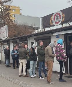 Kolejka do kebaba w Warszawie. Czekali 30 minut. Oto "efekt Książula"