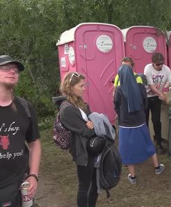 Myją toi-toie na festiwalu. Tak pokazują miłość Boga