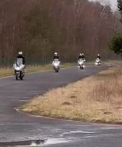 Zobacz, jak policjanci trenują na motocyklach