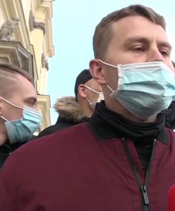 Strajk Kobiet w Warszawie. "Straż kościoła" blokuje media. "Niech pan leci na skargę"