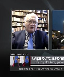 Protesty na ulicach. Prof. Simon mówi o zagrożeniu koronawirusem