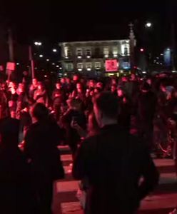 Strajk kobiet. Protesty na Placu Trzech Krzyży. Są race i petardy