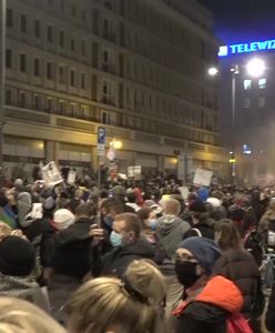 Gigantyczny protest pod TVP. Nagle wyjęła telefon i... tłum oszalał
