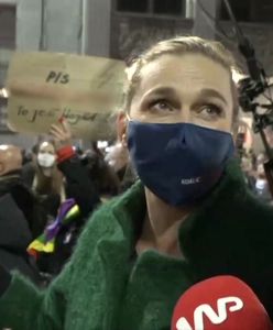 Strajk Kobiet w Warszawie.  Przepychanki z policją. "Hańba!"