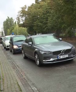 Koronawirus. Długie kolejki przed punktami pobrań