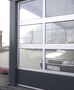 Radzymin. Samochód w gablotce przed kościołem. Wierni myśleli, że to relikwia