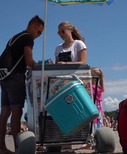 Chodzą po plaży i sprzedają orzeszki. Ich zarobki robią wrażenie