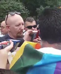 Solidarni z Białymstokiem. Robert Biedroń przemawia na wiecu, w tłumie spięcie