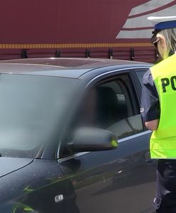 Skończył manewr daleko za linią ciągłą. Wszystko nagrała kamera