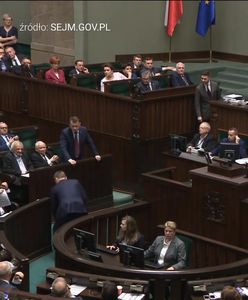 Burzliwa debata w Sejmie. Nitras wręcza buciki Kaczyńskiemu