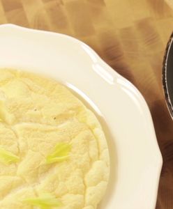 Puszysty omlet z piekarnika. Prosty przepis