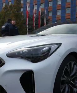 Śląska policja odebrała nowe radiowozy. Wśród nich mocna kia stinger