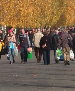 Handlowcy zacierają ręce. Przy cmentarzu sprzedają wędlinę i pasztet