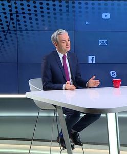 Robert Biedroń broni Rabieja. Atakuje polityków KE