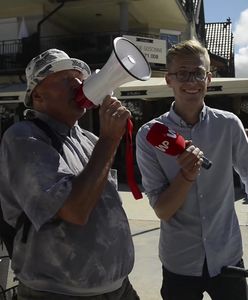 W białych skarpetach i z piwem w ręku. Janusze i Grażyny podbijają Bałtyk