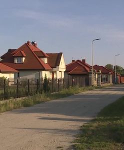 Latarnie oświetlają pole i las. To mogło wydarzyć się tylko w Polsce