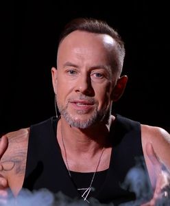 Nergal ZJADA KARMĘ DLA PSÓW W KSZTAŁCIE KRZYŻY. "To jest wegańskie"