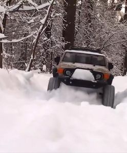 Poślizg i dachowanie nagrane kamerą. Ostrożny kierowca zaskoczony zachowaniem auta