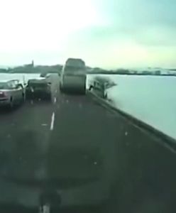 Kierowca passata wyprzedza na trzeciego i wpada do rowu