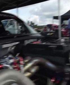 Niezwykle zmodyfikowana ciężarówka, przelot przez środek ronda i małe Volvo z podzespołami z bolidu F1