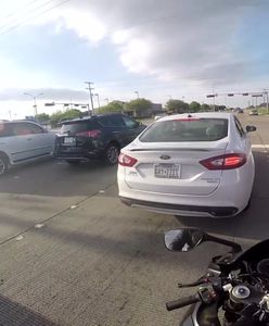 Motocyklista oszukał przeznaczenie. Pół metra dalej i mogło się skończyć tragicznie