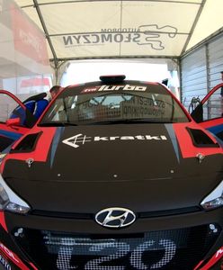 Najostrzejszy Hyundai na torze wyścigowym. Strzela płomieniami i wchodzi bokiem w zakręty