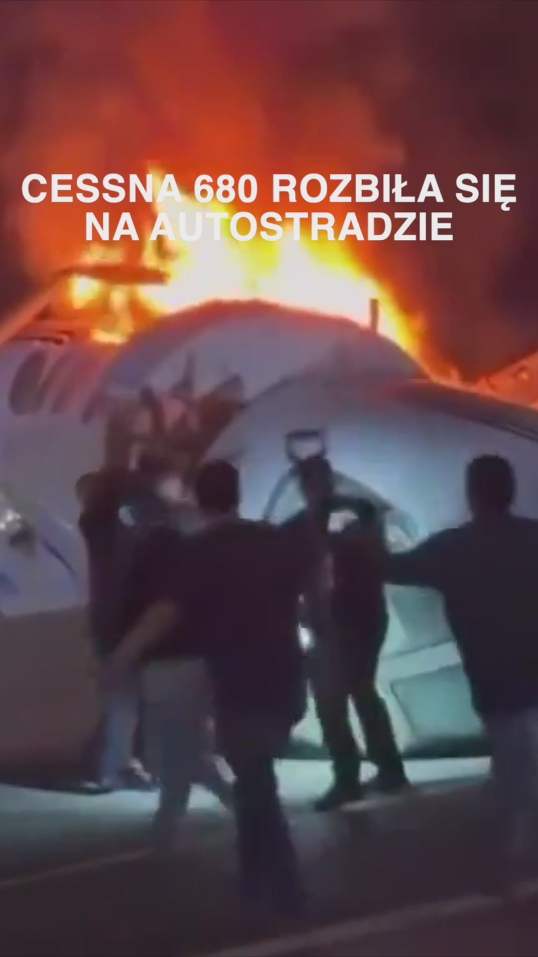 Cessna nie doleciała do lotniska. Rozbiła się na autostradzie