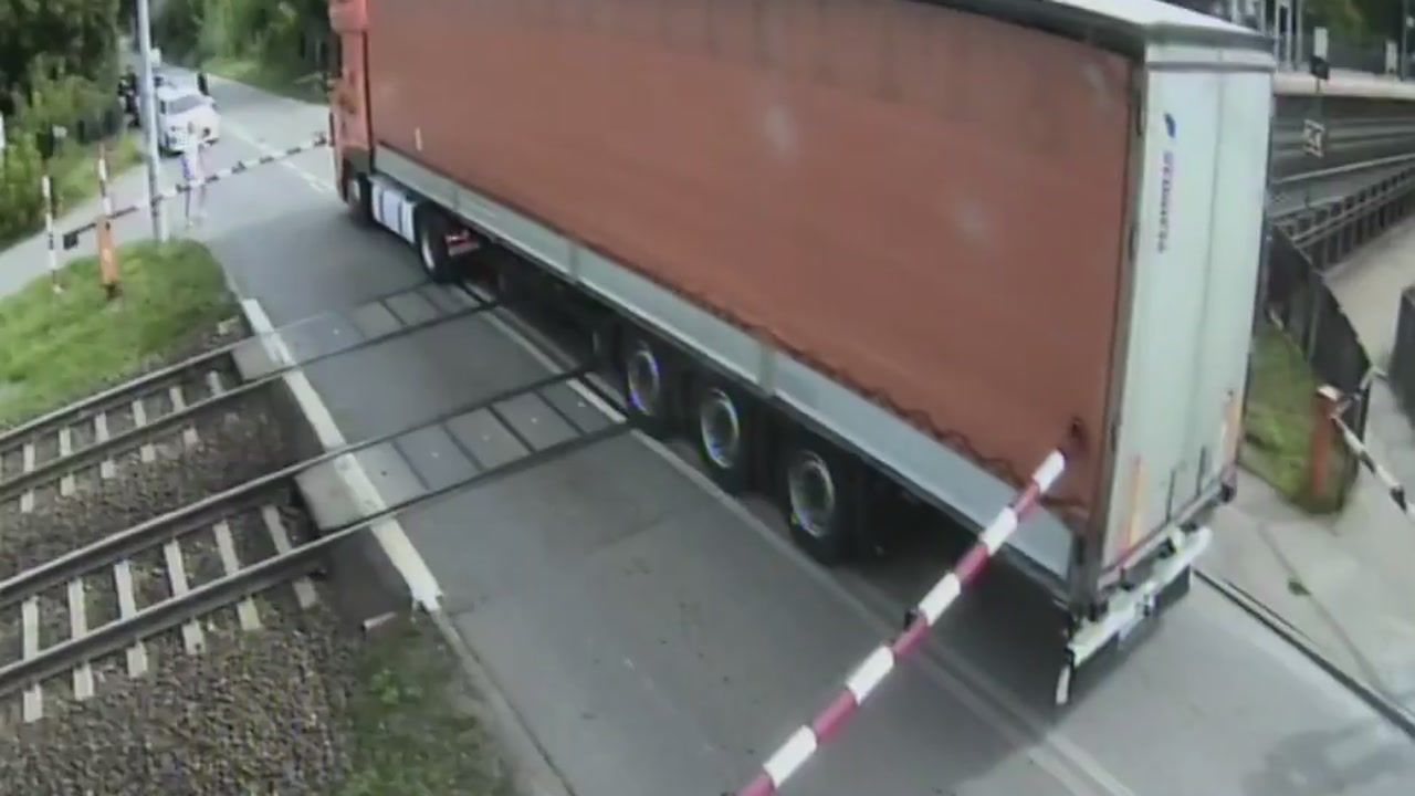Dramat na gdańskim przejeździe: Intercity zmiótł ciężarówkę – nagranie z monitoringu wstrząsa siecią