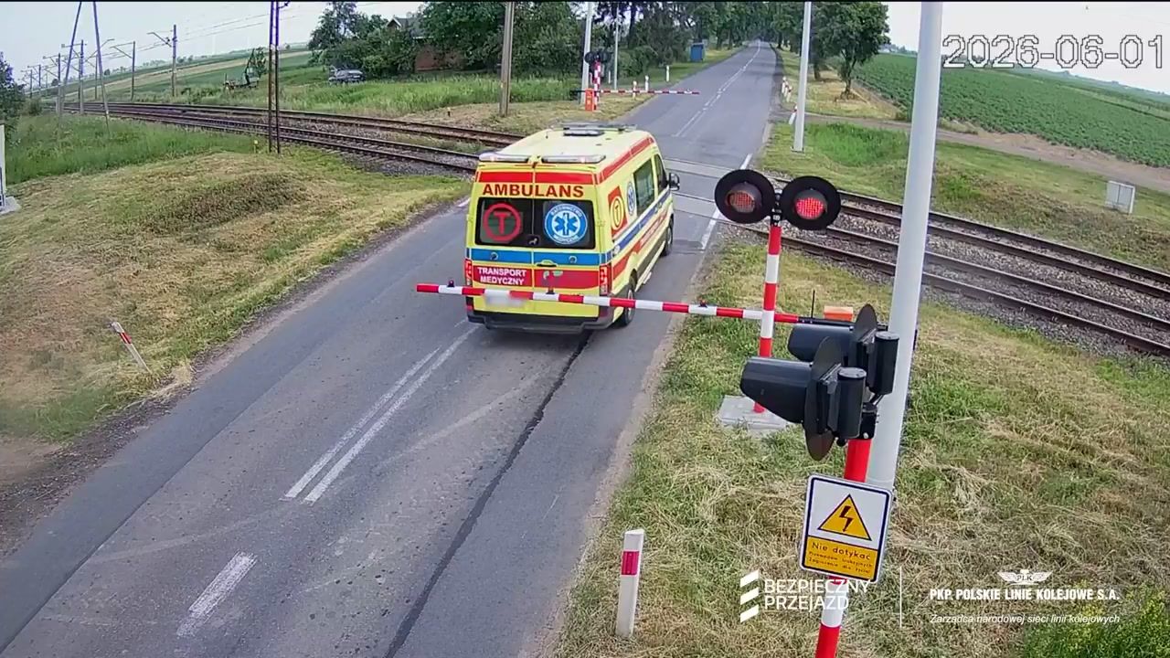 "Już nie uratują". Karetka utknęła na przejeździe kolejowym