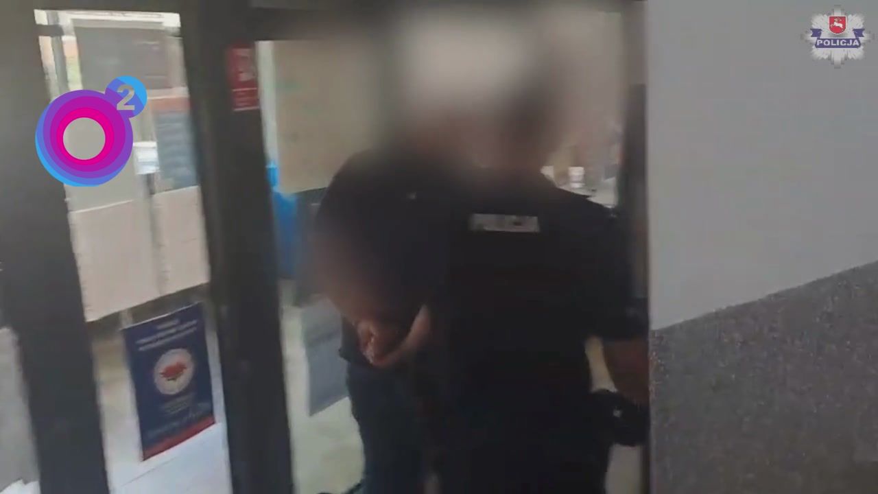 Groził przechodniom "bronią". Potem wrzucił ją do wody
