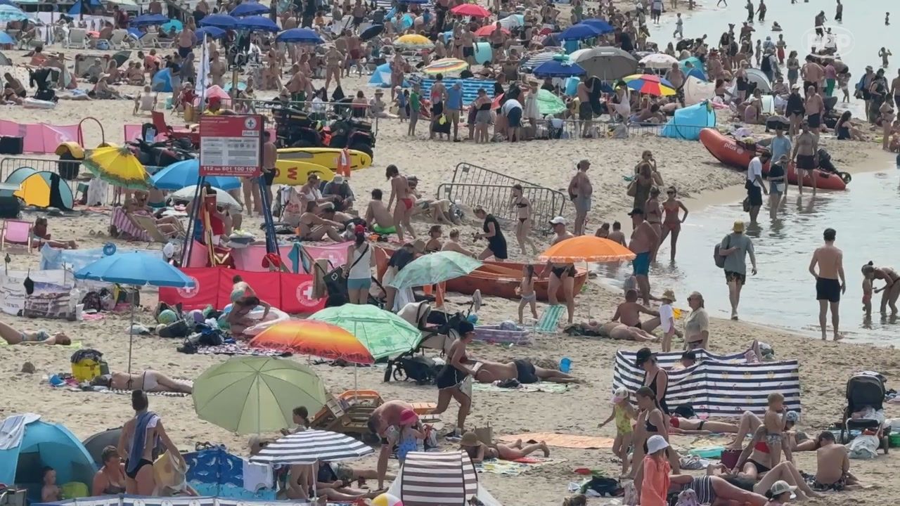 Leżak na leżaku, parawan na parawanie. O wolne miejsce na plaży naprawdę trudno