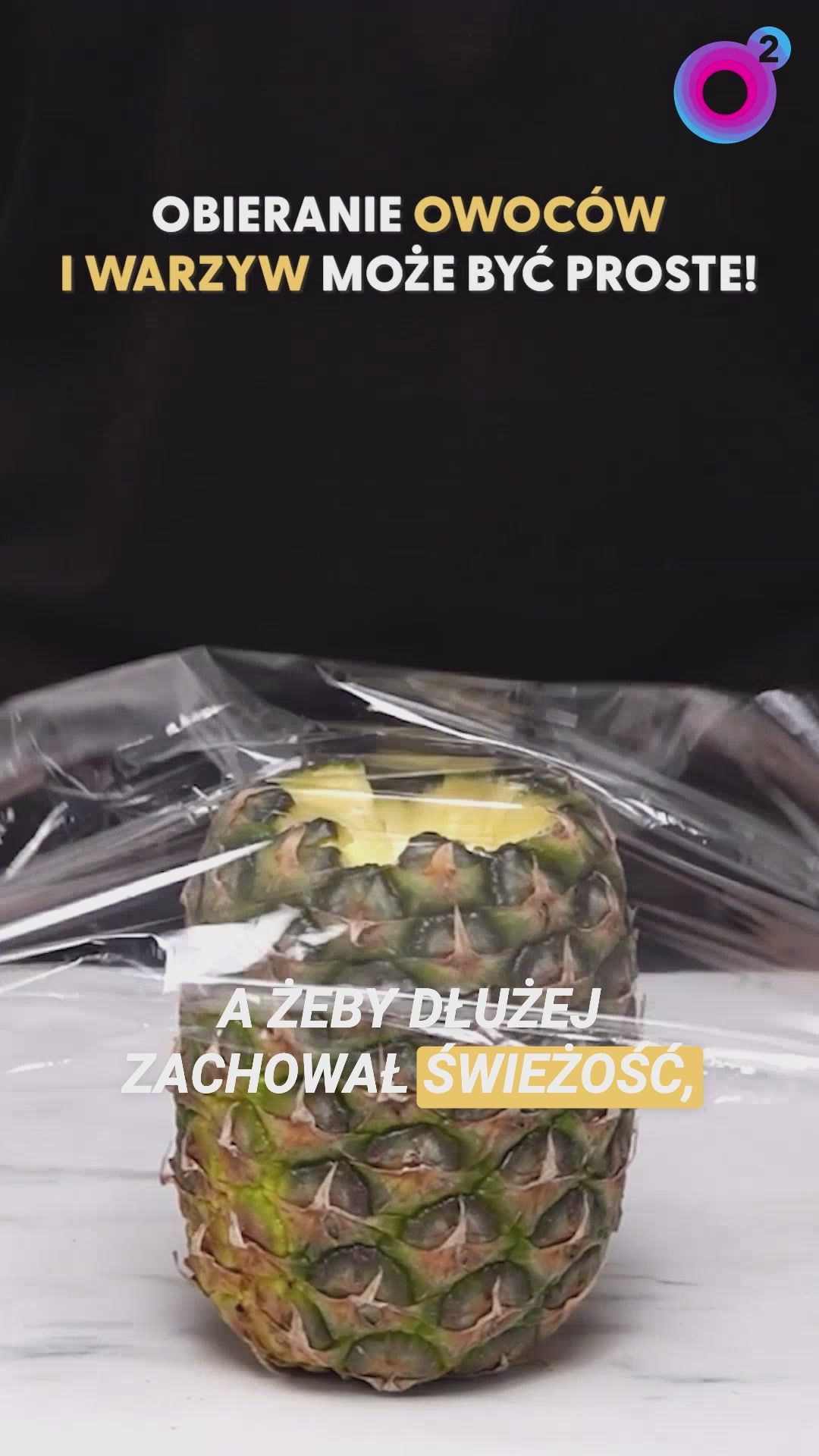 Tak błyskawicznie obierzesz ananasa. Nawet nie trzeba go kroić
